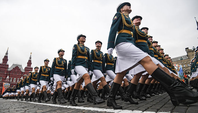 Военнослужащие парадных расчетов на генеральной репетиции военного парада на Красной площади, май...