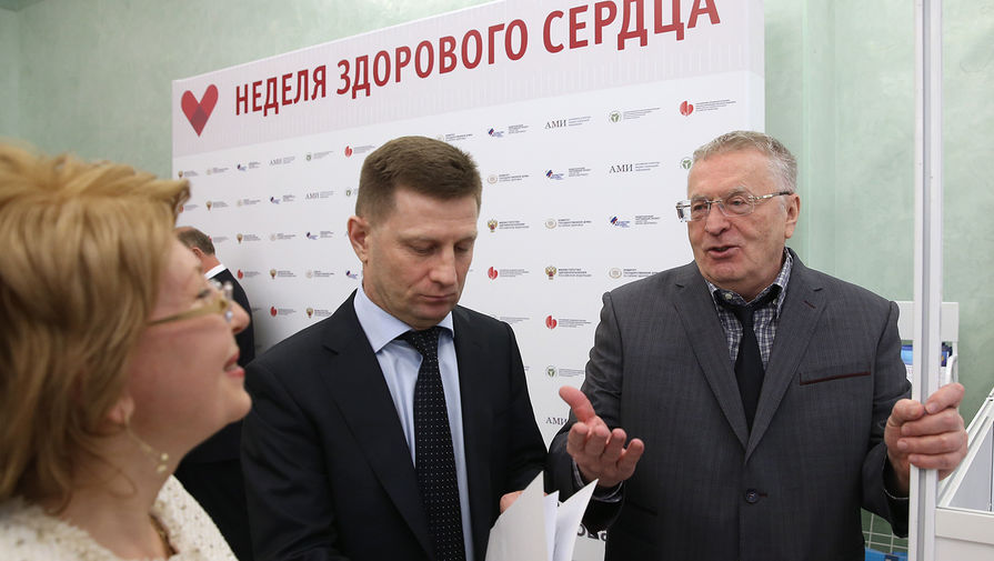 Лидер ЛДПР Владимир Жириновский и член комитета Госдумы РФ по охране здоровья Сергей Фургал (справа налево) на открытии выставки "Неделя здорового сердца" в Государственной думе РФ, 2016