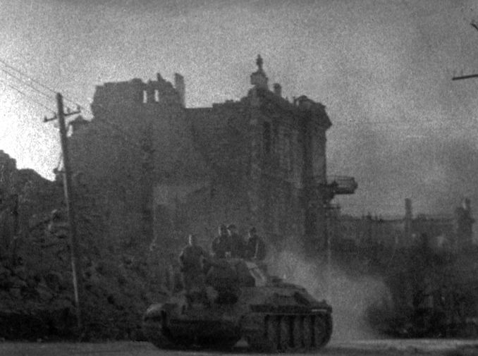 Советские танки входят в Севастополь. Весна 1944 года.