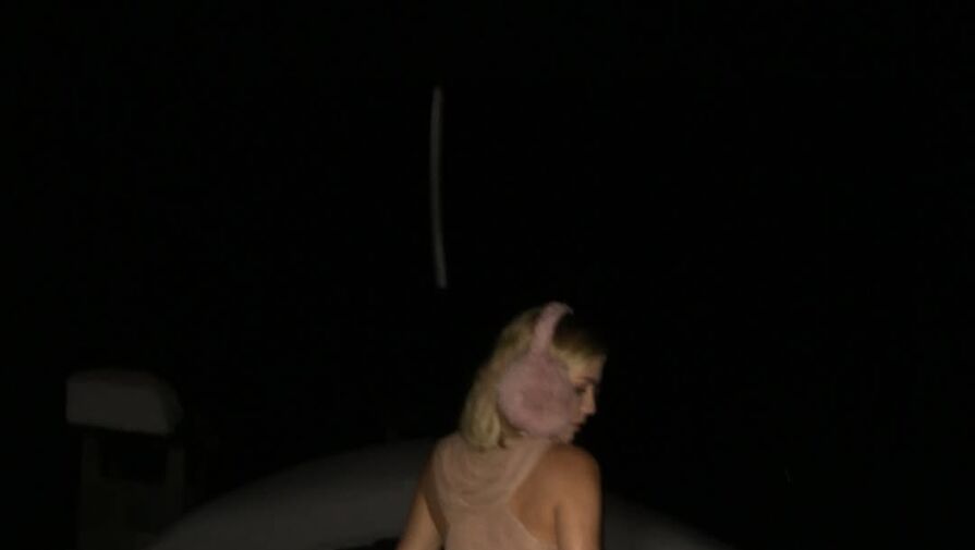 Модель Елена Перминова снялась в прозрачном платье и стрингах у сугроба