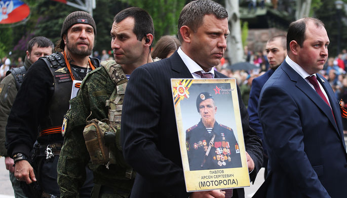 Глава Донецкой народной республики Александр Захарченко (в центре) с портретом Моторолы в акции...