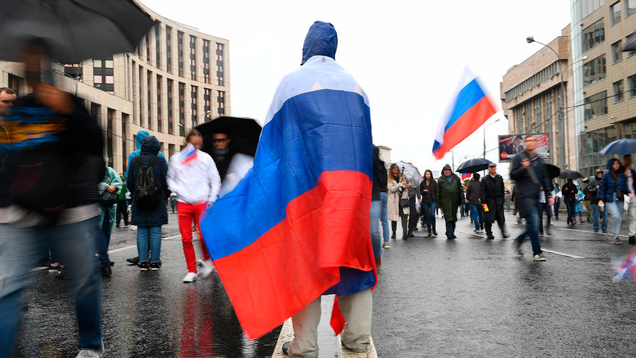 Участники митинга в поддержку незарегистрированных кандидатов в Мосгордуму на проспекте Академика Сахарова в Москве