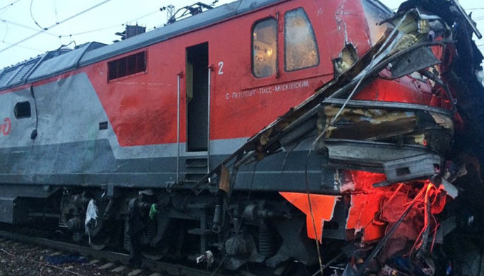 Поврежденный локомотив после столкновения с автобусом на железнодорожном переезде в Покрове во...
