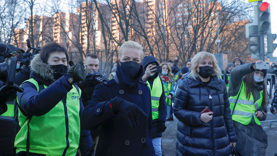 Юлия Навальная около здания Мосгорсуда перед началом заседания по делу Алексея Навального, 2 февраля 2021 года