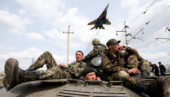 Украинские военнослужащие, бронетранспортер и самолет около Краматорска, апрель 2014 года