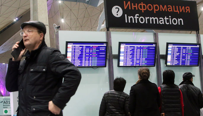Пассажиры в аэропорту Пулково