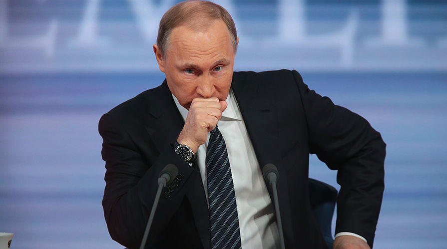 Владимир Путин во время пресс-конференции
