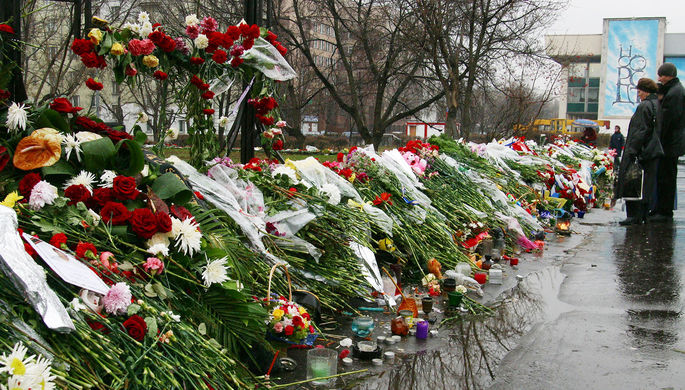 Цветы в память пострадавших от террористов заложников-зрителей мюзикла «Норд-Ост» у...