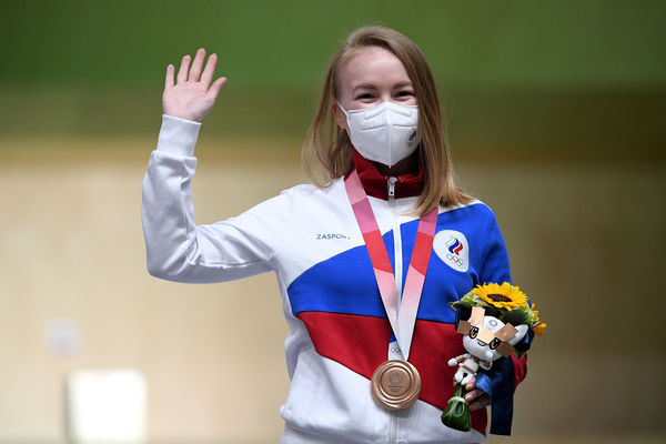 Российская спортсменка, член сборной России (команда ОКР) по стрельбе Юлия Каримова, завоевавшая бронзовую медаль на соревнованиях по стрельбе из пневматической винтовки с 50 метров из трех положений среди женщин на XXXII Олимпийских играх в Токио.