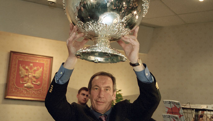 Шамиль Тарпищев держит над головой «Кубок Дэвиса», 2002 год