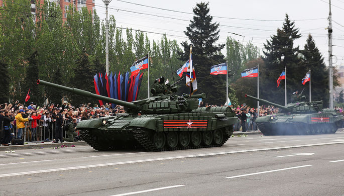 Танки Т-72 во время военного парада, посвященного 72-й годовщине Победы в Великой Отечественной...