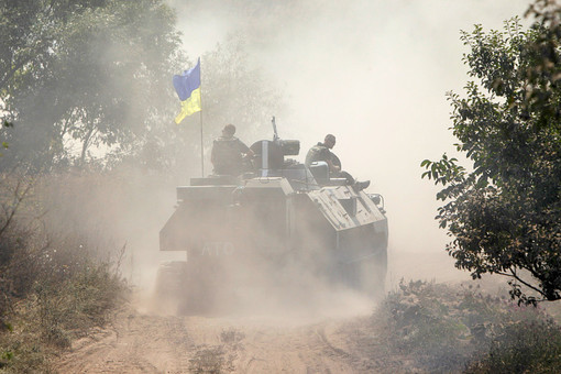 Украинские военнослужащие патрулируют территорию около Донецка на бронетранспортере
