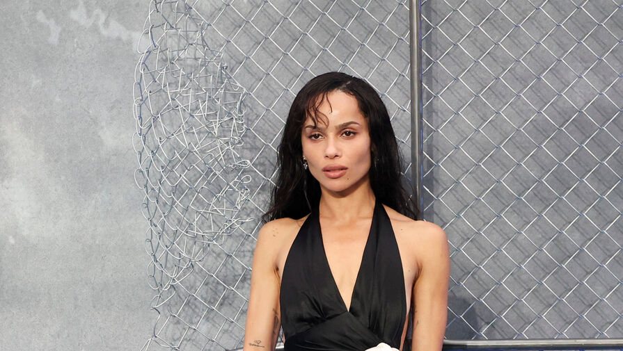 Актриса Зои Кравиц вышла на публику с кольцом, спровоцировав слухи о помолвке