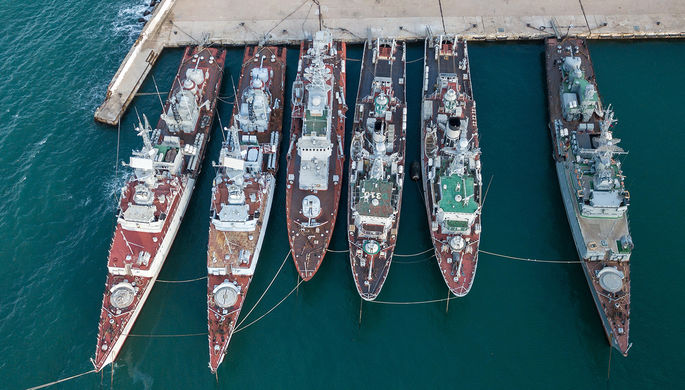 Военные корабли, которые ранее входили в состав военно-морских сил Украины, в бухте Севастополя...