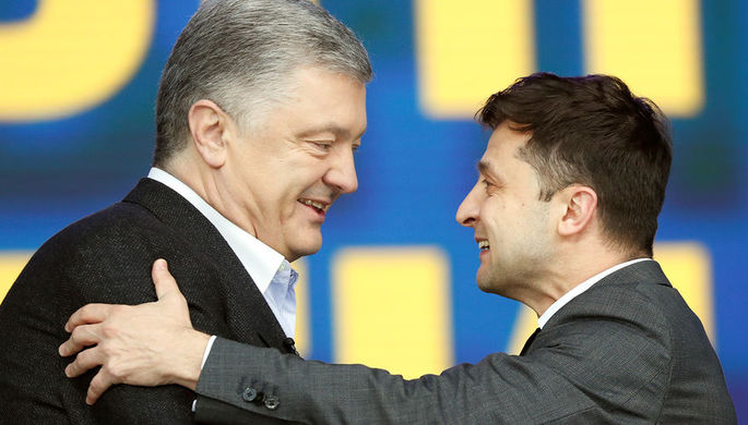 Президент Украины Петр Порошенко и кандидат в президенты Владимир Зеленский перед во время дебатов...