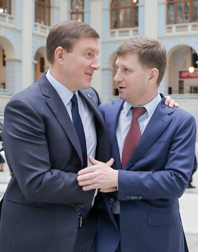 Вице-спикер Совета Федерации РФ, секретарь генерального совета партии "Единая Россия" Андрей Турчак и губернатор Хабаровского края Сергей Фургал (слева направо) перед выступлением президента РФ Владимира Путина с ежегодным посланием к Федеральному Собранию РФ в Гостином дворе, 2019 год