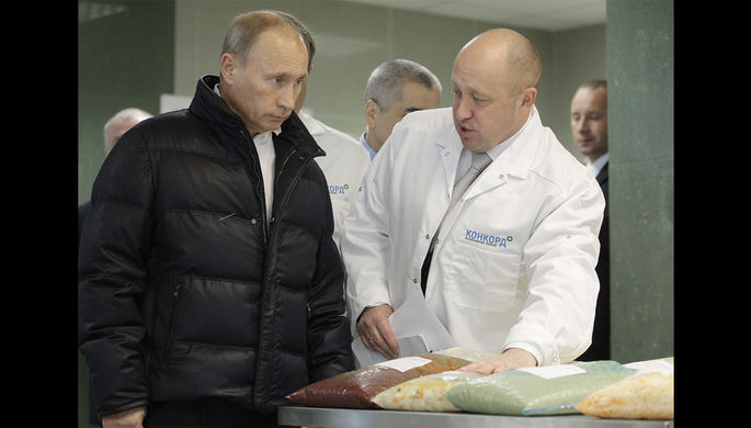 Председатель правительства России Владимир Путин во время посещения комбината питания...