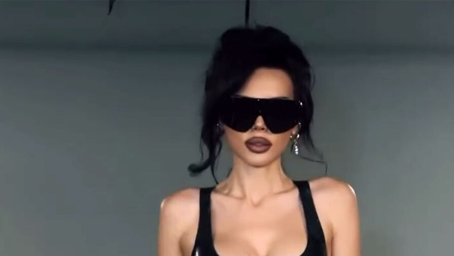 Модель Оксана Самойлова снялась в кожаном корсете и брюках