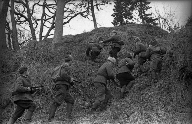 Великая Отечественная война 1941 - 1945 годов. Крымская АССР. Крымская наступательная операция (8 апреля - 12 мая 1944 года). Бойцы партизанского отряда под командованием Христофора Чусси идут на выполнение задания.
