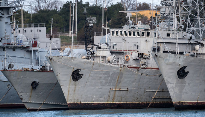 Военные корабли, которые ранее входили в состав военно-морских сил Украины, в бухте Севастополя...