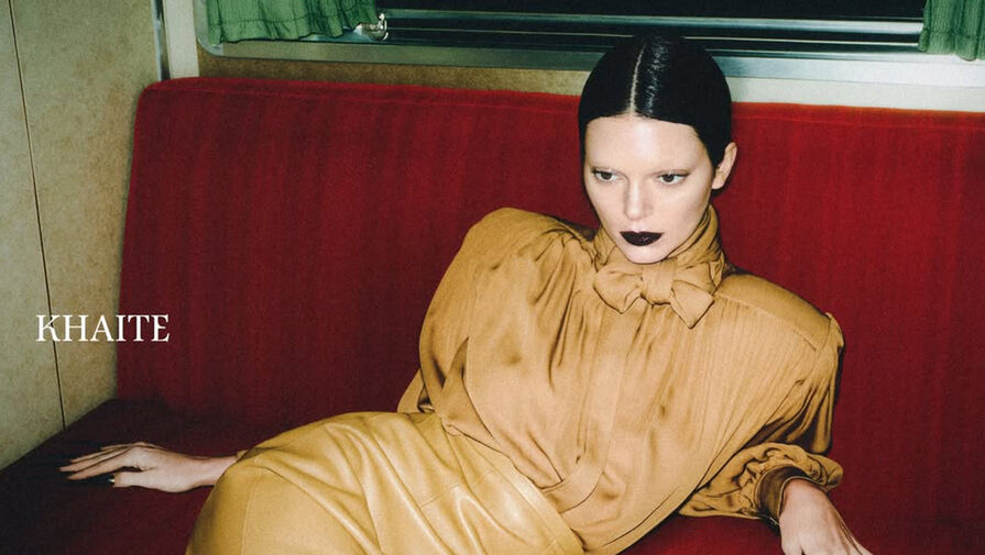 Модель Кендалл Дженнер с белыми бровями снялась в кожаной юбке