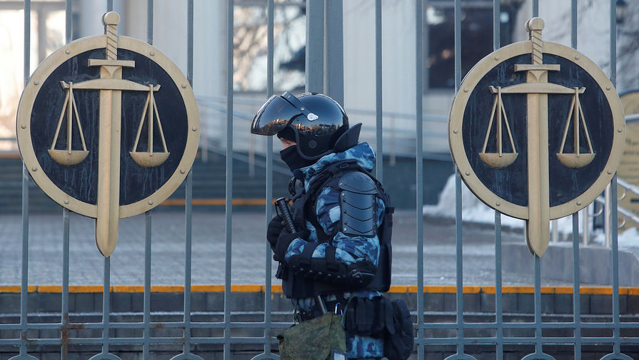  Сотрудник полиции около здания Мосгорсуда перед началом заседания по делу Алексея Навального, 2... 
