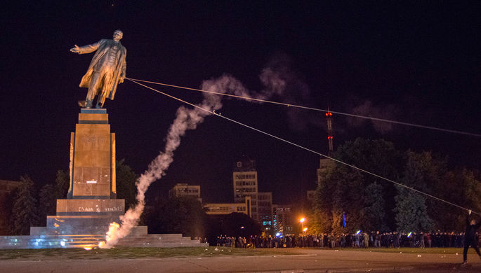 Демонтаж памятника Ленину в Харькове, Украина, 2014 год