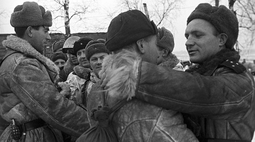 Встреча бойцов Волховского и Ленинградского фронтов в районе рабочего поселка № 1 во время операции по прорыву блокады Ленинграда. (Операция "Искра"), 18 января 1943 года