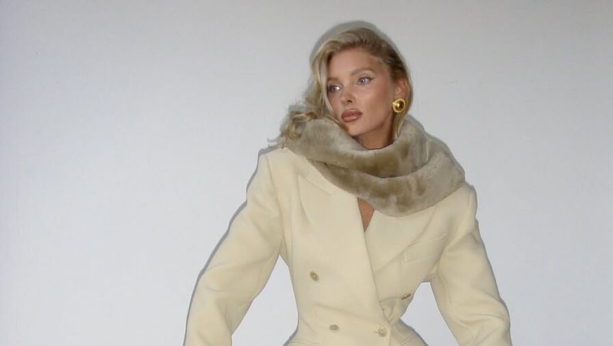 Модель Эльза Хоск снялась в костюме с меховым шарфом