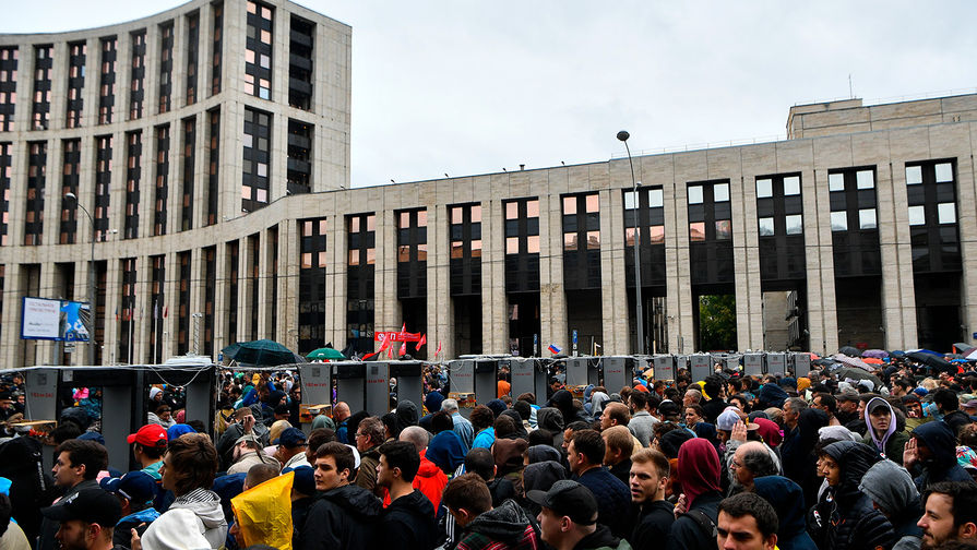 Участники митинга в поддержку незарегистрированных кандидатов в Мосгордуму на проспекте Академика Сахарова в Москве