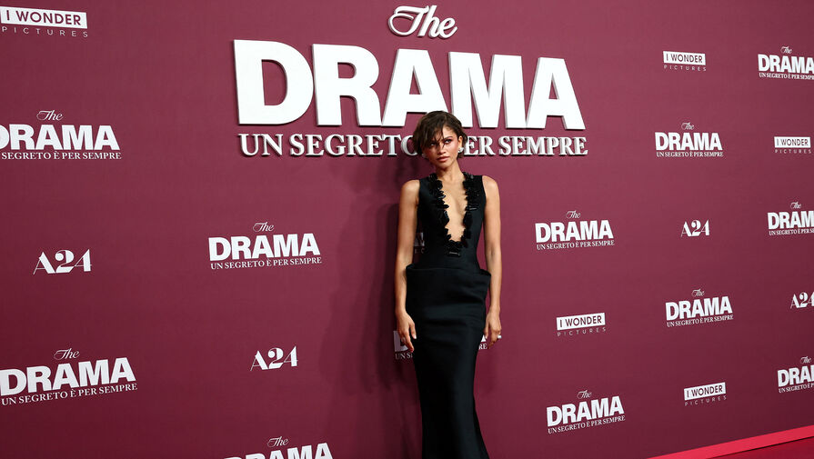 Актриса Зендая в платье с декольте до живот пришла на кинопремьеру