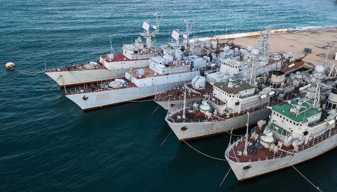 Военные корабли, которые ранее входили в состав военно-морских сил Украины, в бухте Севастополя...