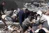 Выжившие жители дежурят у разрушенных домов и помогают разбирать завалы, под которыми могут...