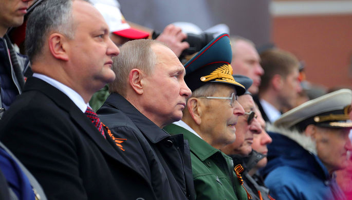 Владимир Путин и президент Молдавии Игорь Додон (слева) на военном параде в ознаменование 72-й...