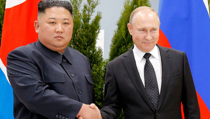 Президент России Владимир Путин и глава КНДР Ким Чен Ын во время встречи на острове Русский, 25...
