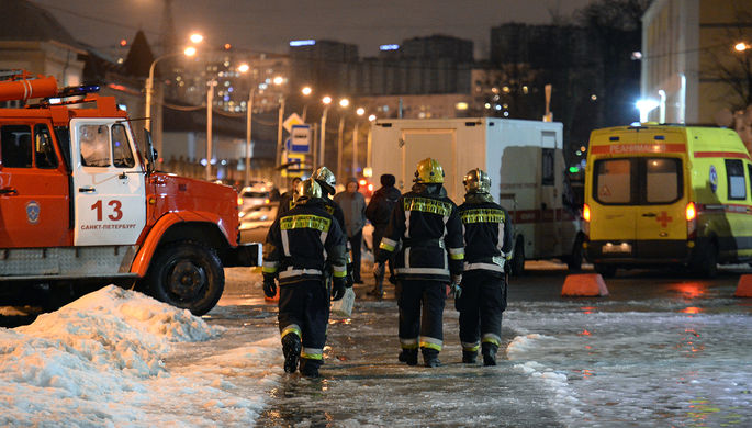 Сотрудники МЧС около входа в супермаркет в Санкт-Петербурге после взрыва, 27 декабря 2017 года