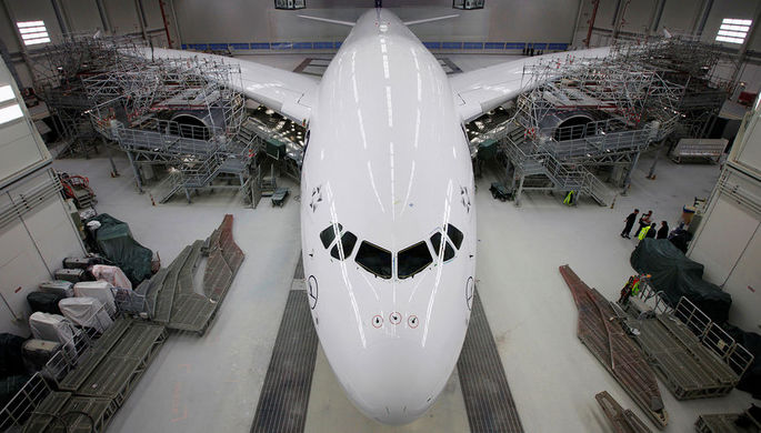 Самолет Airbus A380 для авиакомпании Lufthansa в покрасочной камере на заводе в Финкенвердере около...