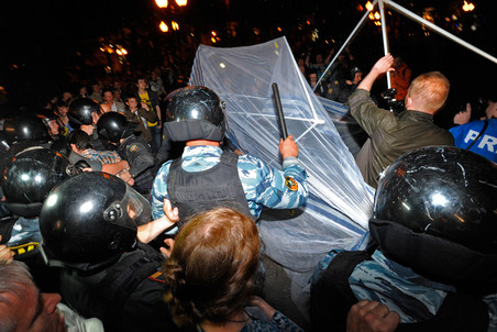 Оппозиционный лагерь в Москве разогнали ночью (фото)