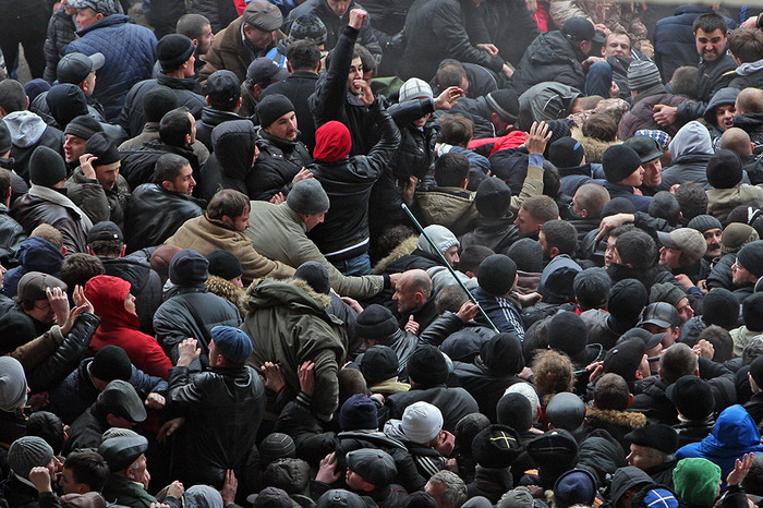 Столкновения перед зданием Верховного совета Крыма