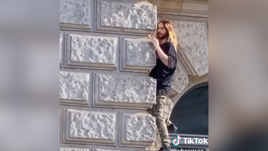 51-летнего Джареда Лето засняли карабкающимся по стенам отеля в Берлине