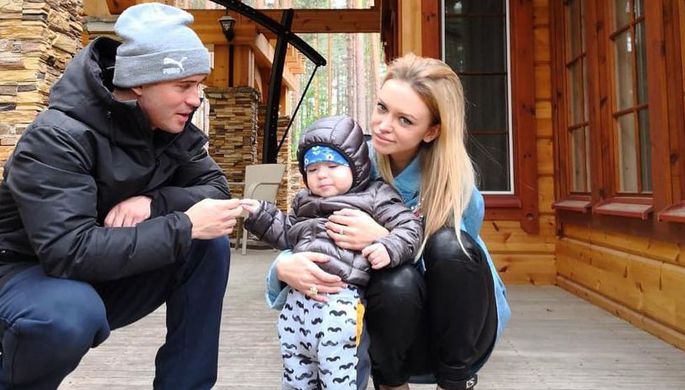 Александр Кержаков с сыном и супругой Миланой