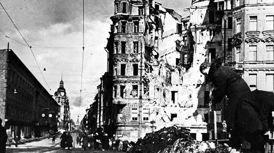 На улицах блокадного Ленинграда, март 1943 года