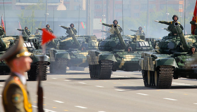 Танки Т-72 Вооруженных Сил Белоруссии в военном параде в честь Дня независимости Республики Беларусь...