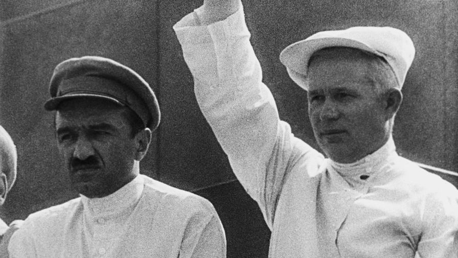 Анастас Микоян и Никита Хрущев в 1938 году