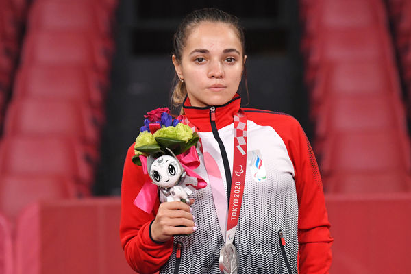 Маляк Алиева, завоевавшая серебряную медаль на соревнованиях по настольному теннису в женском одиночном разряде на XVI летних Паралимпийских играх в Токио, на церемонии награждения, 30 августа 2021 года