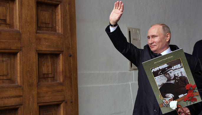 Владимир Путин с портретом своего отца-фронтовика Владимира Спиридоновича после участия в шествии...