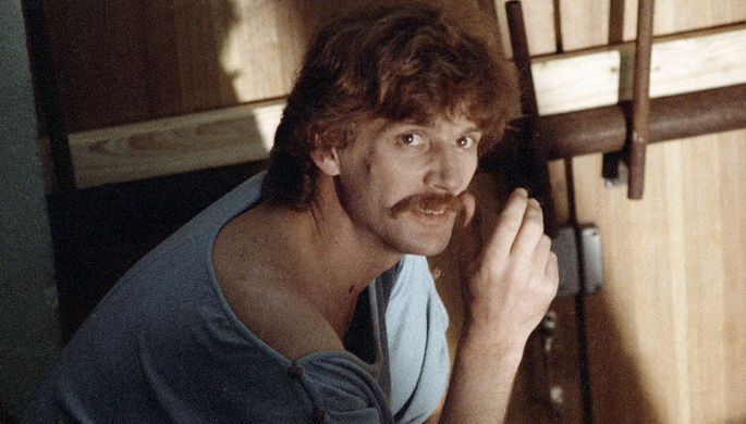 Александр Абдулов в сцене из фильма Леонида Филатова «Сукины дети», 1990 год