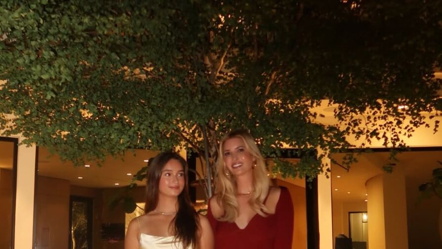 Дочь президента США Трампа Иванка снялась в мини-платье с декольте