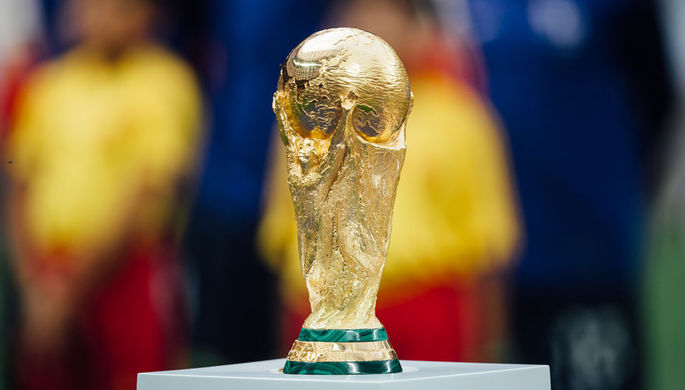 Кубок ЧМ-2018 на поле перед началом финального матча чемпионата мира по футболу между сборными...