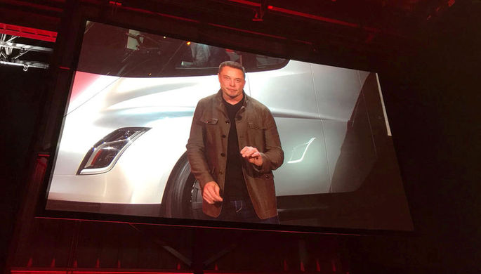 Глава Tesla и SpaceX Илон Маск во время презентации грузового электромобиля Tesla Semi в Хоторне...